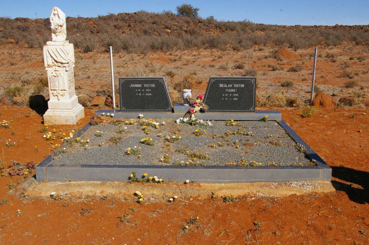 VICTOR Johnnie 1929-2005 &amp; Beulah FOURIE 1935-2011