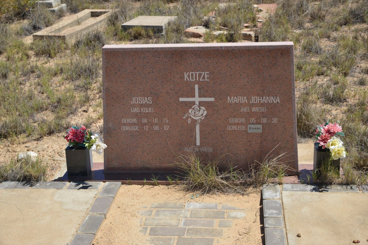 KOTZE Josias 1915-2007 &amp; Maria Johanna WIESE 1930-2011