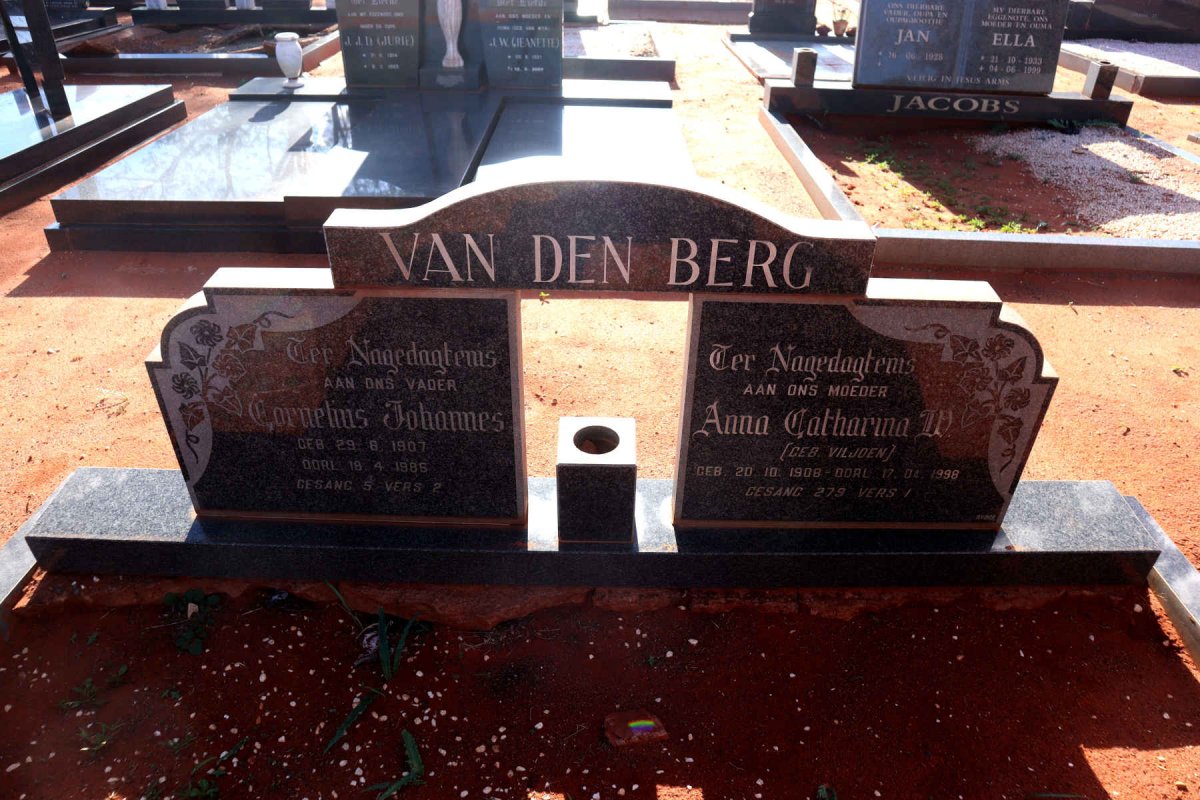 BERG Cornelius Johannes, van den 1907-1985 & Anna Catharina W. VILJOEN 1908-1998
