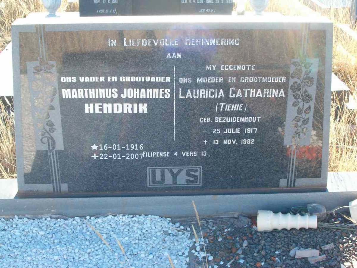 UYS Marthinus Johannes Hendrik 1916-2007 &amp; Lauricia Catharina BEZUIDENHOUT 1917-1982