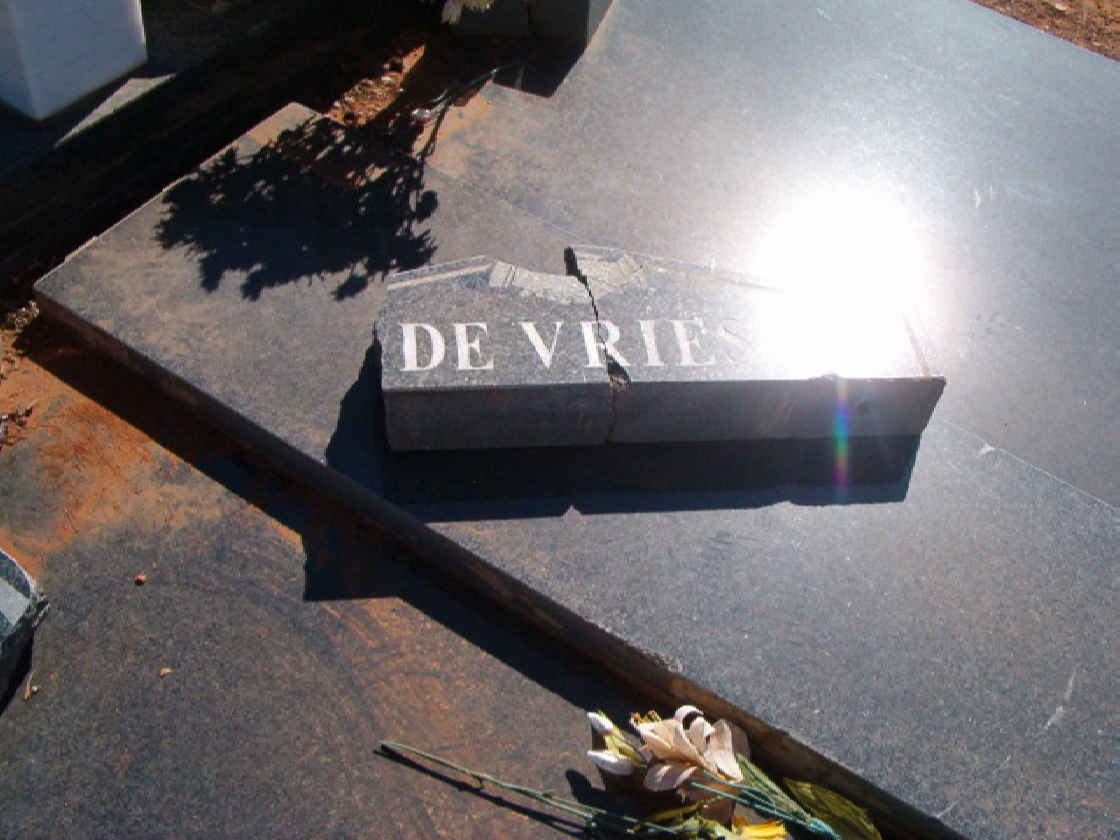 VRIES Cornelius Johannes, de 1950- &amp; Susara Johanna 1946-2004