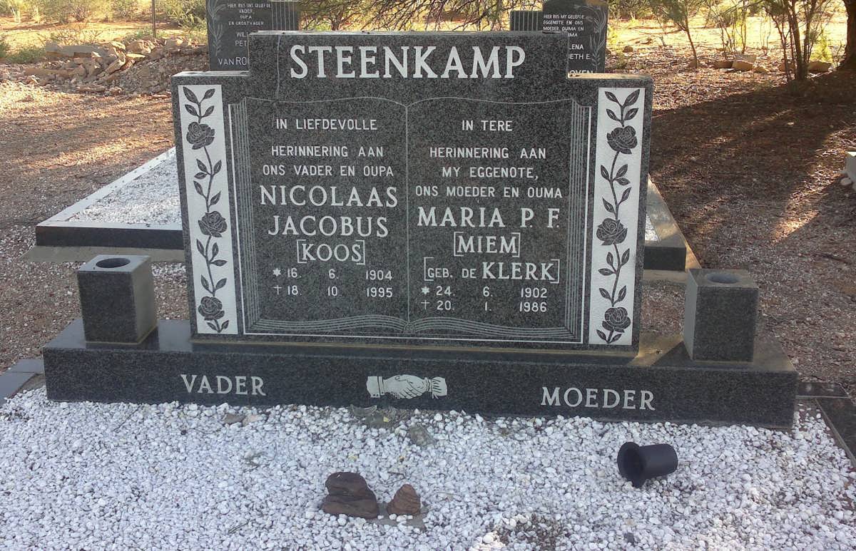 STEENKAMP Nicolaas Jacobus 1904-1995 &amp; Maria P.F. DE KLERK 1902-1986