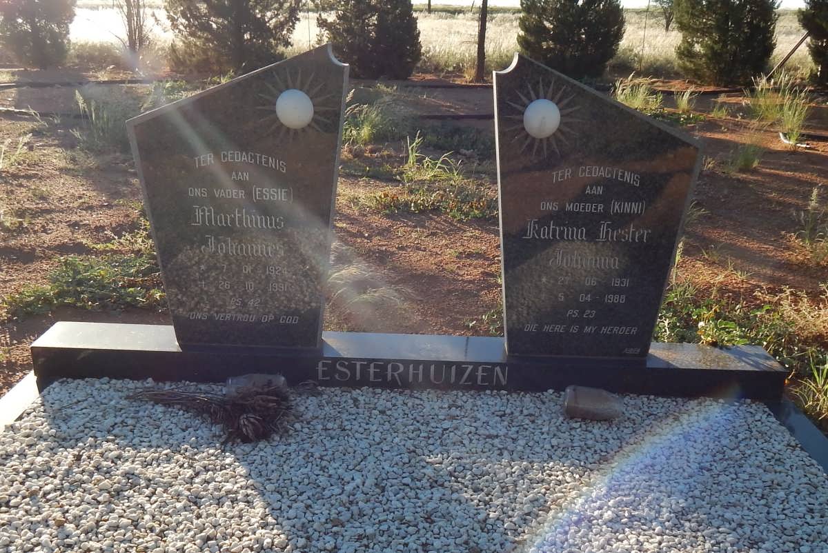 ESTERHUIZEN Marthinus Johannes 192?- &amp; Katrina Hester Johanna 1931-19??