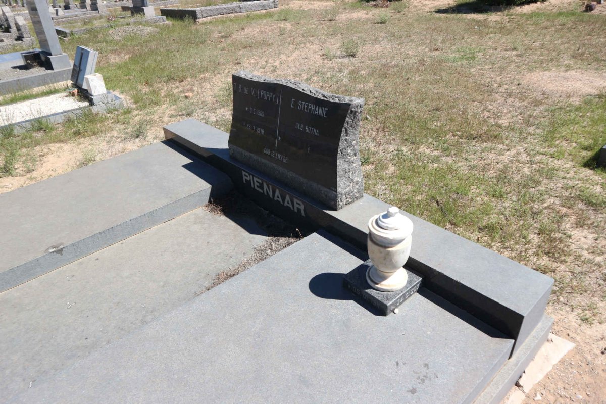 PIENAAR T.B. de V. 1905-1978 &amp; E. Stephanie BOTHA 1911-2000