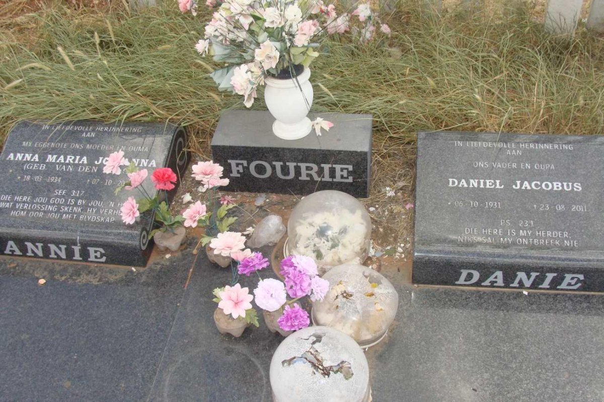 FOURIE Daniel Jacobus 1931-2011 &amp; Anna Maria Johanna VAN DEN BERG 1934-2003