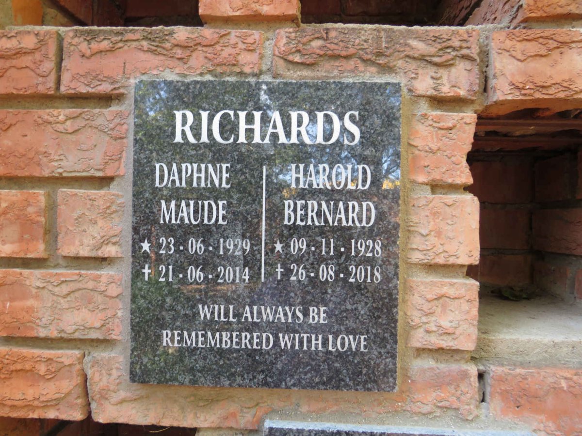 RICHARDS Harold Bernard 1928-2018 & Daphne Maude 1929-2014