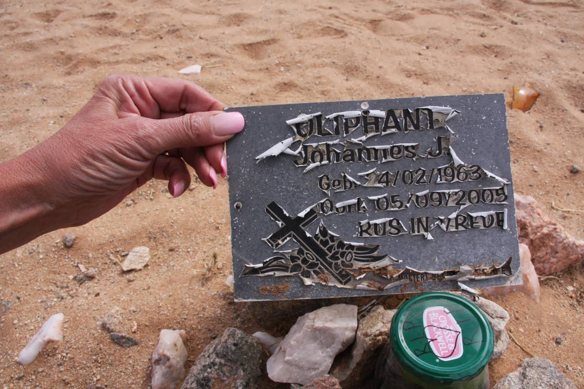 OLIPHANT Johannes J. 1963-2005