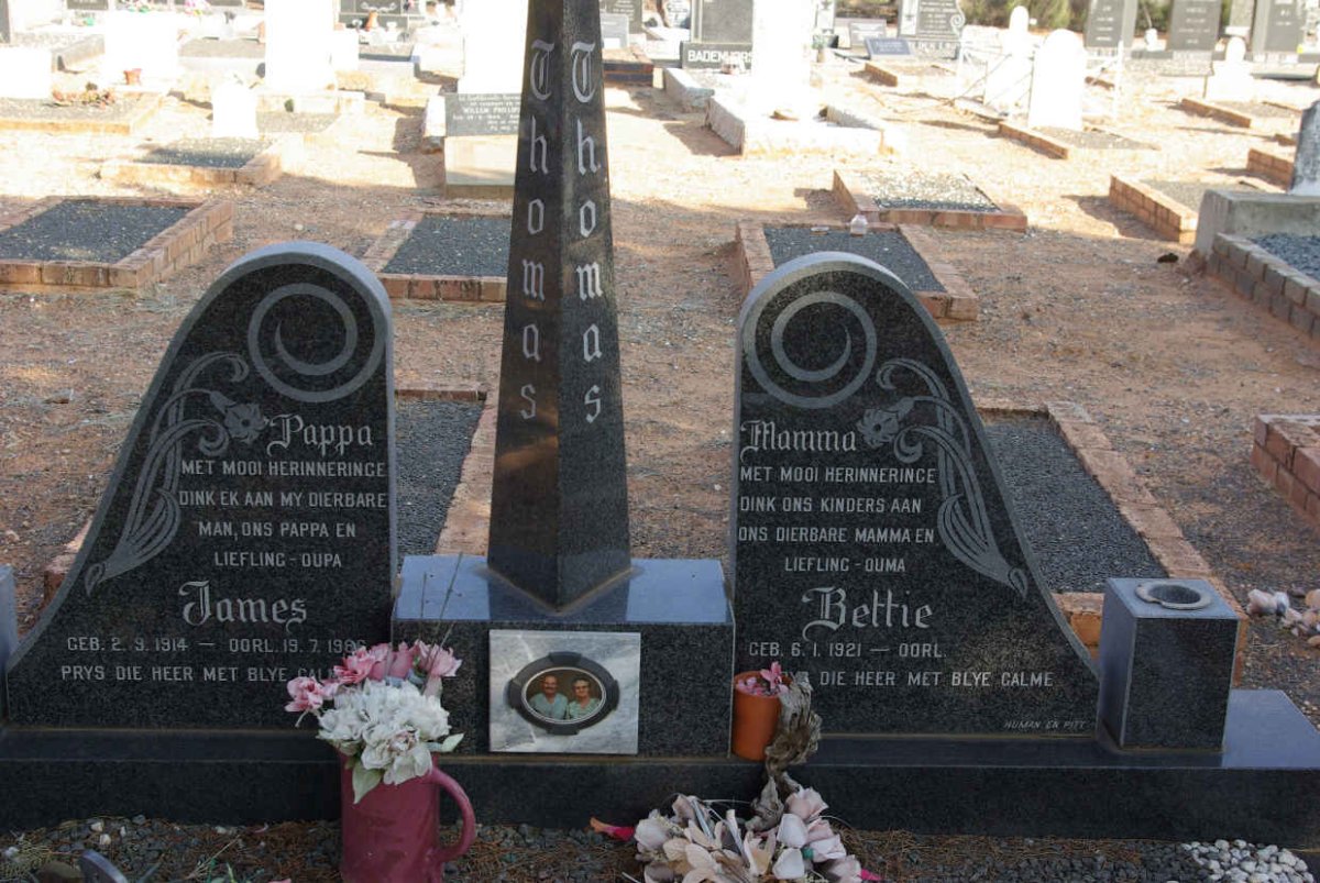 THOMAS James 1914-1986 &amp; Bettie 1921-2017