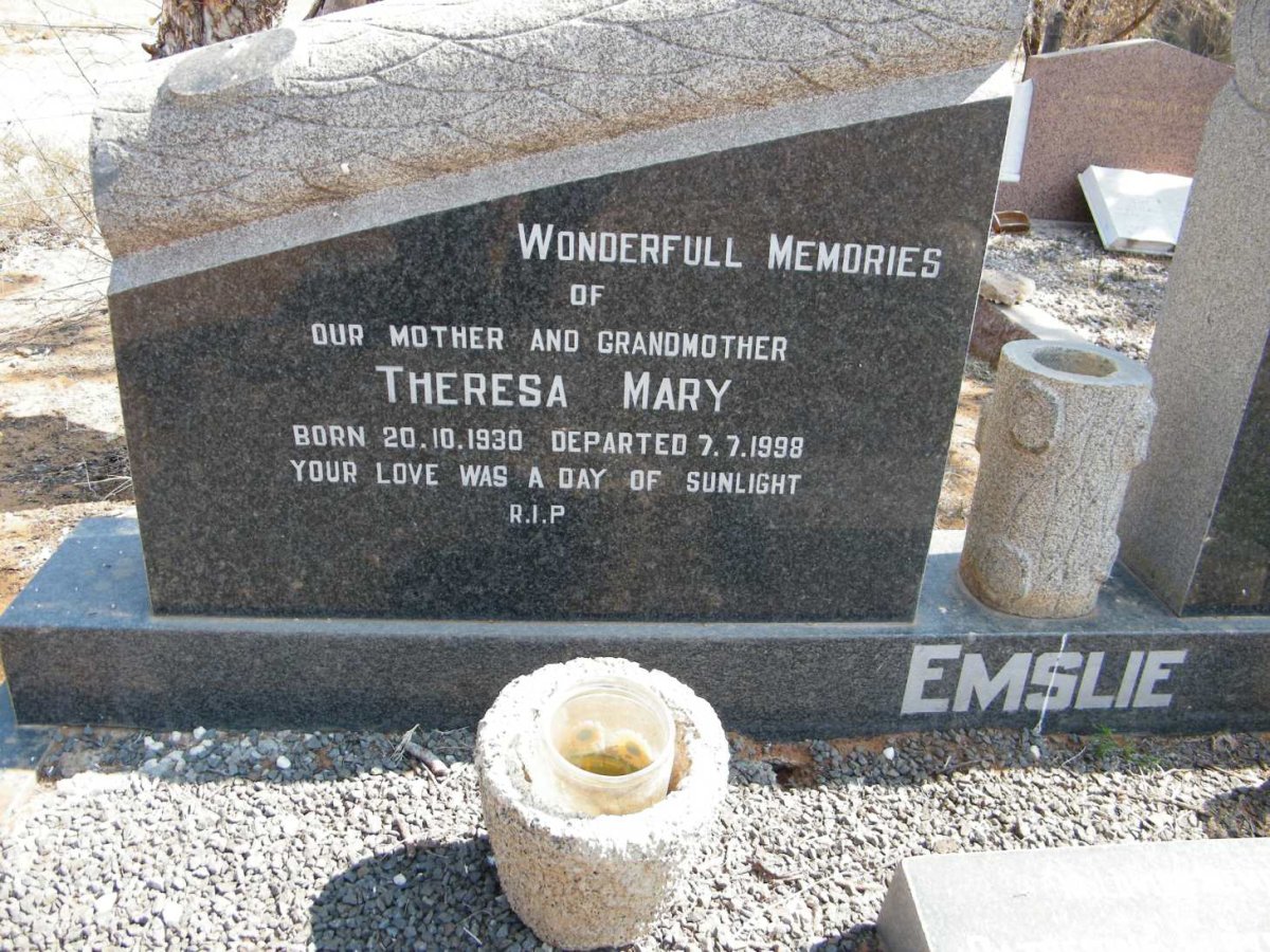 EMSLIE Geoffrey Stuart 1925-1983 &amp; Theresa Mary 1930-1998 :: LLOYD Catherine nee EMSLIE 1951-2005